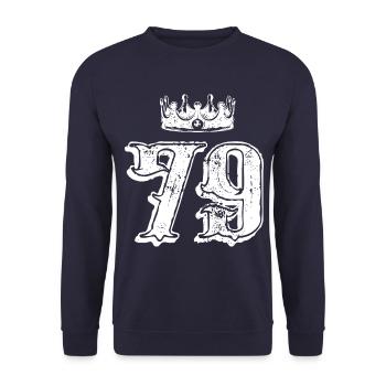 79 Zahl Krone - Unisex Pullover - Navy - Vorne - Alina (178cm) & Michal (187cm)