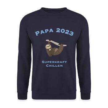 Papa 2023 mit Superkraft Chillen, Faultier - Unisex Pullover - Navy - Vorne - Alina (178cm) & Michal (187cm)