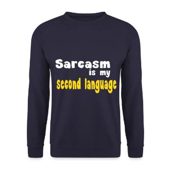 Sarkastisches T-Shirt – Fließend in Sarkasmus und Schweigen - Unisex Pullover - Navy - Vorne - Alina (178cm) & Michal (187cm)