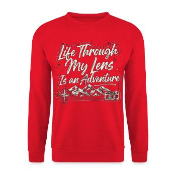Travel Photographer Life Through My Lens Cameraman - Unisex Pullover - Rot - Vorne - Alina (178cm) & Michal (187cm)
