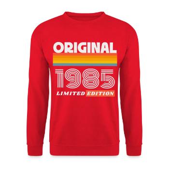 1985 Original Geburtstag Retro Vintage 80er Spruch - Unisex Pullover - Rot - Vorne - Alina (178cm) & Michal (187cm)