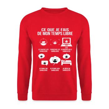 Was ich in meiner Freizeit mache: Jägerhumor - Unisex Pullover - Rot - Vorne - Alina (178cm) & Michal (187cm)