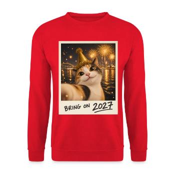 Bring On 2027 Glückskatze Selfie Silvester - Unisex Pullover - Rot - Vorne - Alina (178cm) & Michal (187cm)