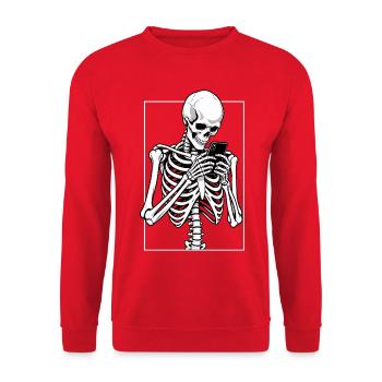Skelett beim Doomscrolling - Unisex Pullover - Rot - Vorne - Alina (178cm) & Michal (187cm)