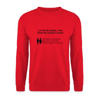La vie de couple, c'est faire les choses à deux... - Sweat-shirt Unisexe - rouge - Devant - Alina (178cm) & Michal (187cm)