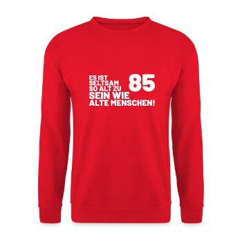 85. Geburtstag Spruch - Es ist seltsam so alt - Unisex Pullover - Rot - Vorne - Alina (178cm) & Michal (187cm)