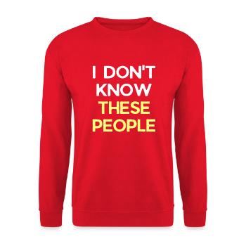 I Don't Know These People Tshirt Funny Vacation - Unisex Pullover - Rot - Vorne - Alina (178cm) & Michal (187cm)