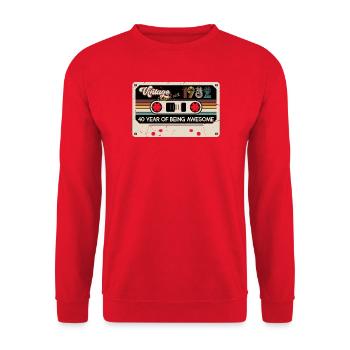 Cassette 1982 Vintage 40 Years - Unisex Sweatshirt - red - Front - Alina (178cm) & Michal (187cm)