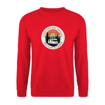 Es gibt viele Wege zum Glück - Campen! - Unisex Pullover - Rot - Vorne - Alina (178cm) & Michal (187cm)