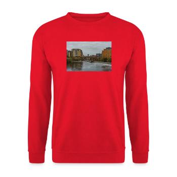 Urbane Flussszene mit Brücke - Unisex Pullover - Rot - Vorne - Alina (178cm) & Michal (187cm)