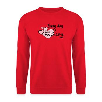Jeder Tag sollte ein Muttertag sein - Unisex Pullover - Rot - Vorne - Alina (178cm) & Michal (187cm)