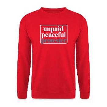 Unpaid Peaceful Protester Aktivistin Spruch Demo - Unisex Pullover - Rot - Vorne - Alina (178cm) & Michal (187cm)