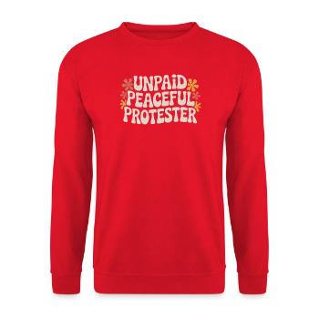 Unpaid Peaceful Protester Aktivistin Spruch Demo - Unisex Pullover - Rot - Vorne - Alina (178cm) & Michal (187cm)