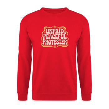 Unpaid Peaceful Protester Aktivistin Spruch Demo - Unisex Pullover - Rot - Vorne - Alina (178cm) & Michal (187cm)