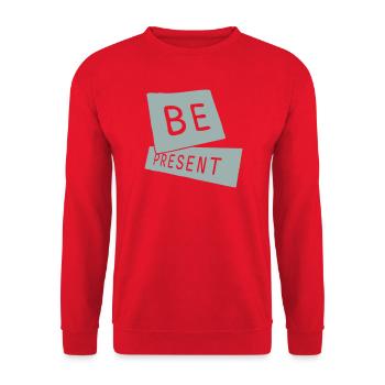 Be Present Sei Im Moment Hier Und Jetzt Zitat Text - Unisex Pullover - Rot - Vorne - Alina (178cm) & Michal (187cm)