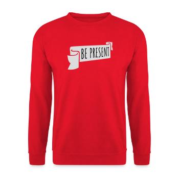 Be Present Sei Im Moment Hier Und Jetzt Zitat Text - Unisex Pullover - Rot - Vorne - Alina (178cm) & Michal (187cm)