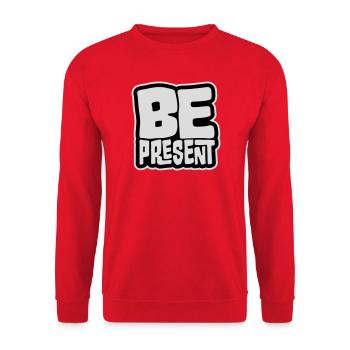 Be Present Sei Im Moment Hier Und Jetzt Zitat Text - Unisex Pullover - Rot - Vorne - Alina (178cm) & Michal (187cm)
