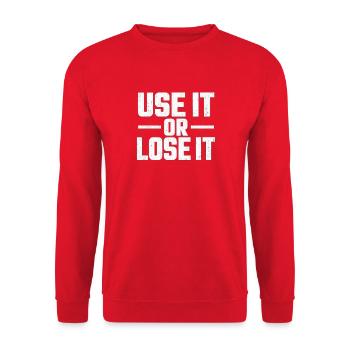 NUTZE ES ODER VERLIERE ES – Motivierendes Zitat - Unisex Pullover - Rot - Vorne - Alina (178cm) & Michal (187cm)