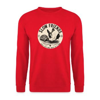 Slow Friends – Hund und Schildkröte - Unisex Pullover - Rot - Vorne - Alina (178cm) & Michal (187cm)