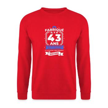 43 Ans: Pièces d'Origine Encore - Sweat-shirt Unisexe - rouge - Devant - Alina (178cm) & Michal (187cm)