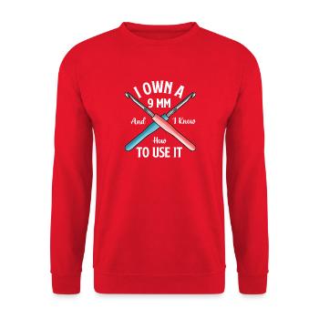 Ich besitze eine 9mm und weiß, wie man sie häkelt – häkeln - Unisex Pullover - Rot - Vorne - Alina (178cm) & Michal (187cm)