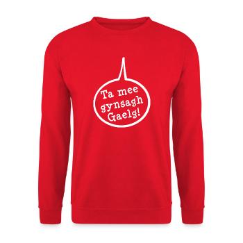 I Am Learning Manx, Ta me gynsagh Gaelg T-Shirt - Unisex Pullover - Rot - Vorne - Alina (178cm) & Michal (187cm)
