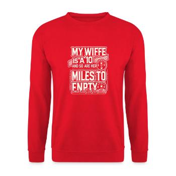 Meine Frau ist eine 10 und so sind ihre Meilen zu leeren - Unisex Pullover - Rot - Vorne - Alina (178cm) & Michal (187cm)