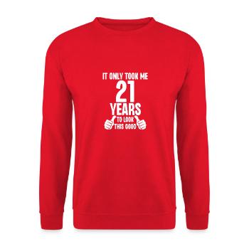 Ich habe nur 21 Jahre gebraucht, um so gut auszusehen - Unisex Pullover - Rot - Vorne - Alina (178cm) & Michal (187cm)