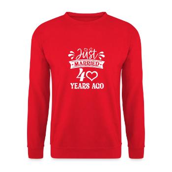 Funny 40th Wedding Anniversary - Just Married 40 Y - Unisex Sweatshirt - red - Front - Alina (178cm) & Michal (187cm)