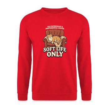 Sofa-Katze: Soft Life Only - Unisex Pullover - Rot - Vorne - Alina (178cm) & Michal (187cm)