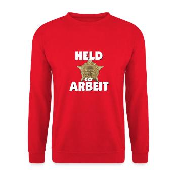 Held der Arbeit Abzeichen DDR Ostalgie - Unisex Pullover - Rot - Vorne - Alina (178cm) & Michal (187cm)