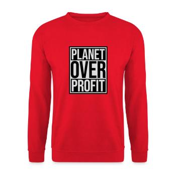 planet over profit Zitat - Unisex Pullover - Rot - Vorne - Alina (178cm) & Michal (187cm)