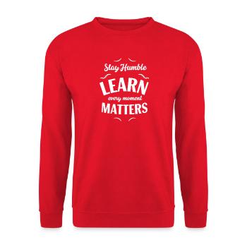 Bleib bescheiden, lerne jeden Moment - Unisex Pullover - Rot - Vorne - Alina (178cm) & Michal (187cm)