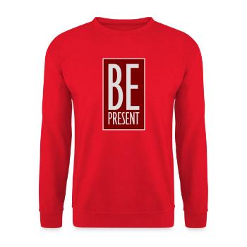 Be Present Sei Im Moment Hier Und Jetzt Zitat Text - Unisex Pullover - Rot - Vorne - Alina (178cm) & Michal (187cm)