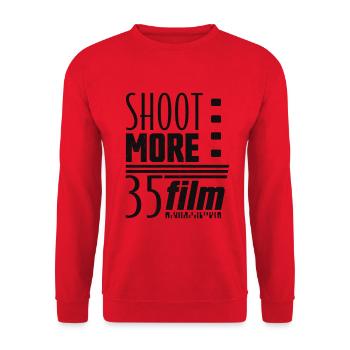 SHOOT MORE 35MM FILM CAMERA VINTAGE ANALOG PHOTOGRAPHER - Unisex Sweatshirt - red - Front - Alina (178cm) & Michal (187cm)