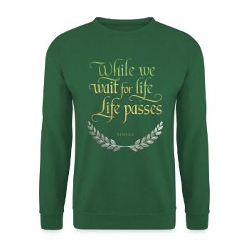 Seneca | Während wir auf das Leben warten, vergeht das Leben - Unisex Pullover - Grün - Vorne