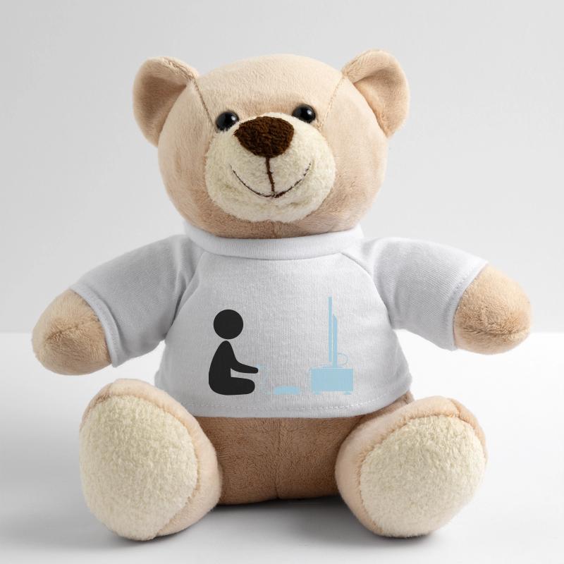 Un garçon joue avec sa console de jeux Nounours