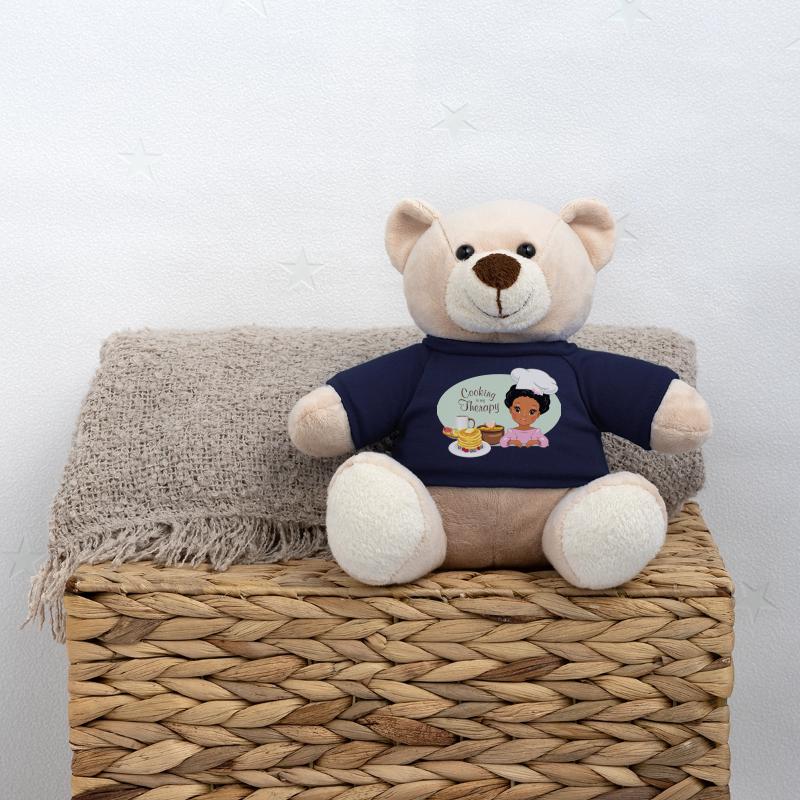 Süßes dunkelhäutiges Mädchen liebt es, Pfannkuchen zu backen Teddy