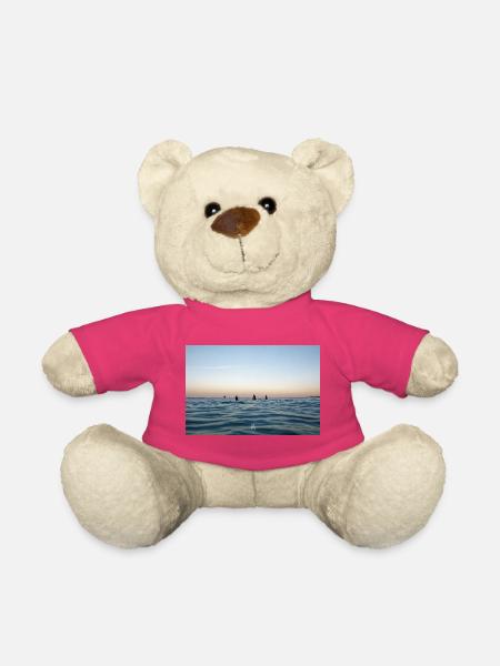 Crépuscule sur l’océan et surfeurs - Nounours - rose