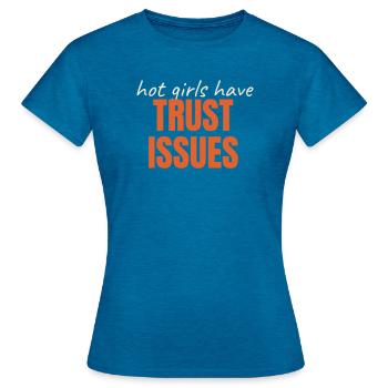 Hot Girls Have TRUST ISSUES lustiger Spruch trendy - Frauen T-Shirt - Antikblaues Saphir meliert - Vorne - AI Model Female 172 dark (172cm)