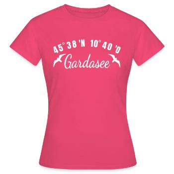 Gardasee Koordinaten Lago Di Garda Urlaub Geschenk - Frauen T-Shirt - Azalea - Vorne - AI Model Female 172 dark (172cm)