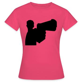 Mann mit Waffe - Frauen T-Shirt - Azalea - Vorne - AI Model Female 172 dark (172cm)