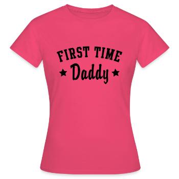 PREMIÈRE FOIS PAPA - T-shirt Femme - rose azalée - Devant - AI Model Female 172 dark (172cm)