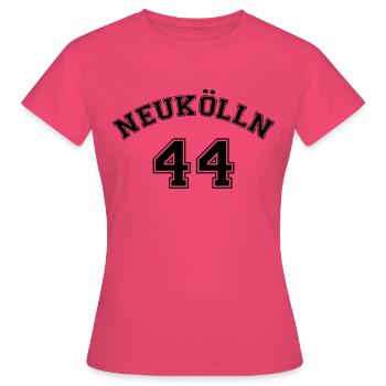 Neukölln 44 Berlin District Nostalgia Design - T-shirt Femme - rose azalée - Devant - AI Model Female 172 dark (172cm)