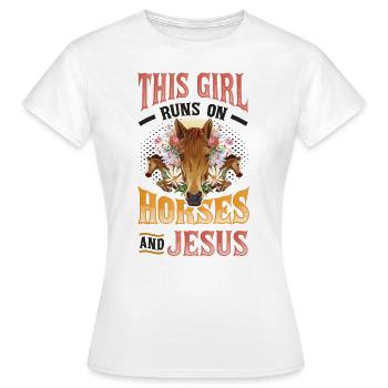 Cette fille court sur des chevaux et Jésus. - T-shirt Femme - blanc - Devant - AI Model Female 172 dark (172cm)