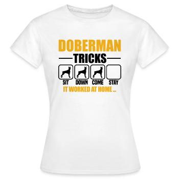 Doberman Tricks - Frauen T-Shirt - Weiß - Vorne - AI Model Female 172 dark (172cm)