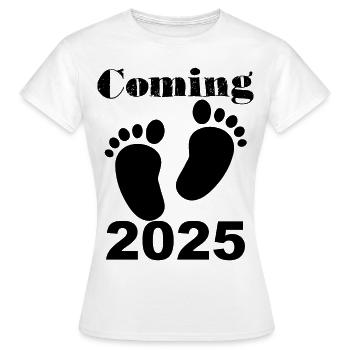 Baby kommt 2025, werdende Mutter 2025, Babyfüße - Frauen T-Shirt - Weiß - Vorne - AI Model Female 172 dark (172cm)