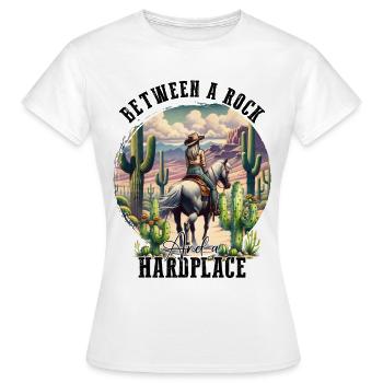 Between a Rock Western Girl Pferde Westernreiten - Frauen T-Shirt - Weiß - Vorne - AI Model Female 172 dark (172cm)