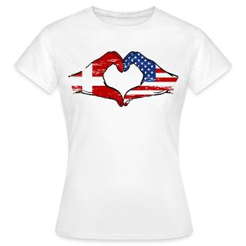 Dänemark USA Flagge Haende Herzform used - Frauen T-Shirt - Weiß - Vorne - AI Model Female 172 dark (172cm)