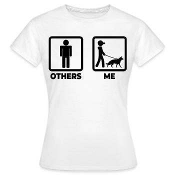 Ich als Deutscher Schäferhund Besitzer - Frauen T-Shirt - Weiß - Vorne - AI Model Female 172 dark (172cm)